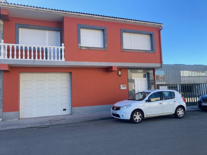 CASA EN EL CENTRO DE LARACHA